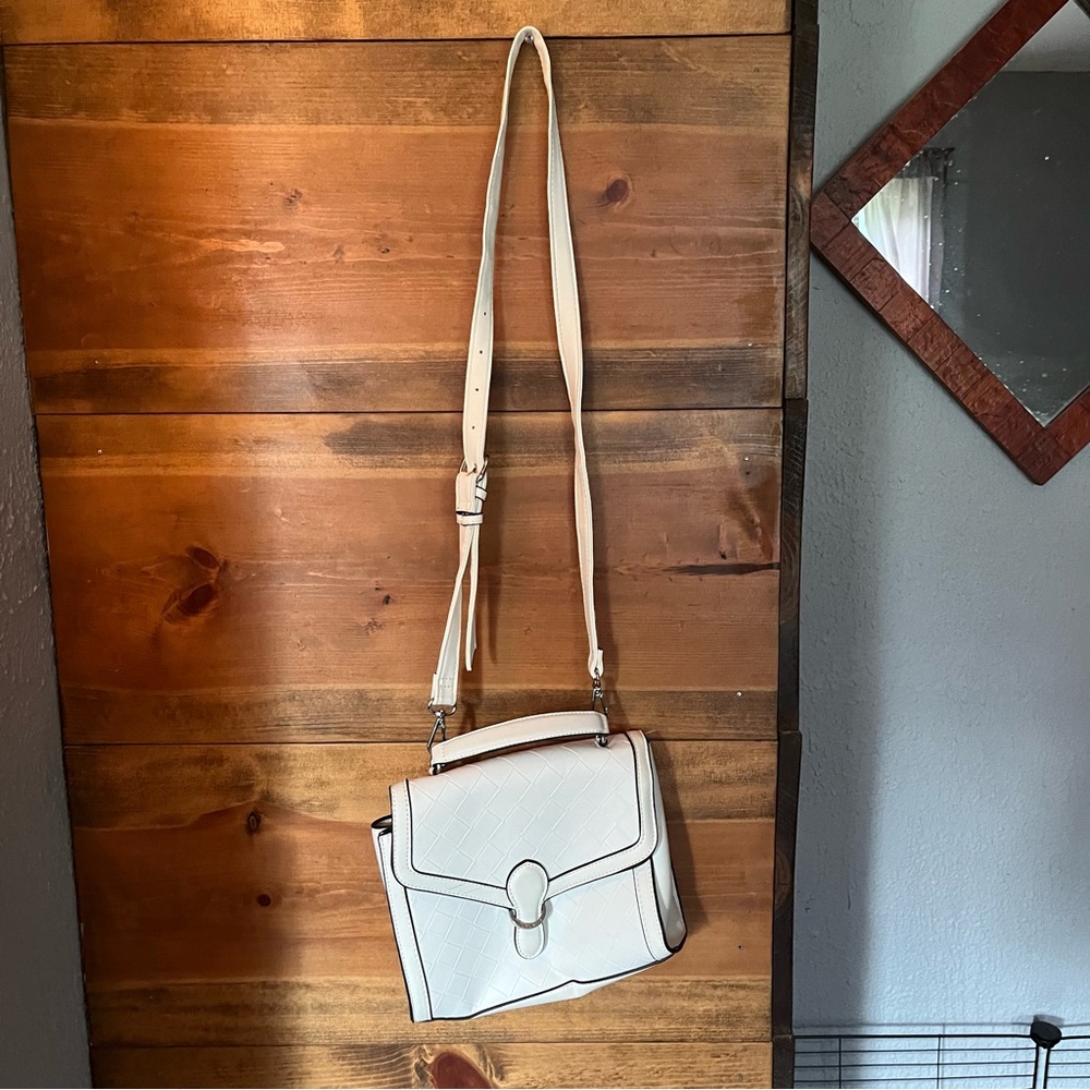 Super cute white crossbody😍
